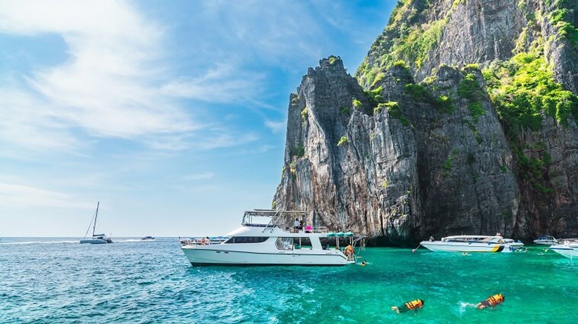 ひとり旅での海外現地ツアー活用法：英語vs日本語ツアーの比較と選び方 のアイキャッチ画像