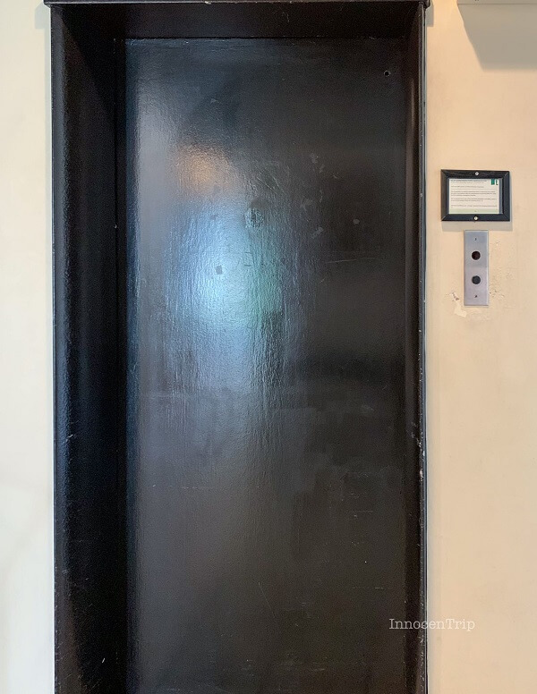 館内の古めのエレベーター（1台）