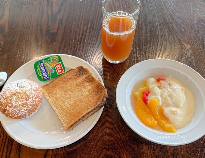 実際に盛り付けた朝食プレート（マフィンとフルーツ）
