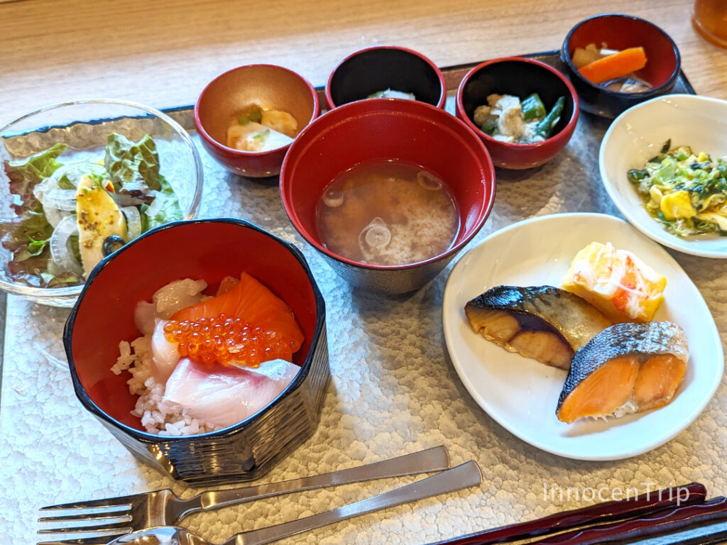 仙台店の朝食ビュッフェの海鮮丼など